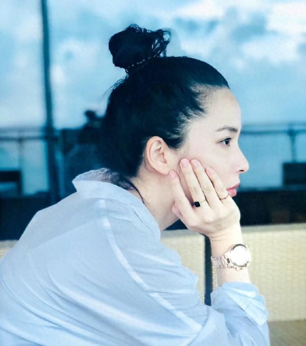 兆富配资 李佳：再婚嫁演员丈夫，生下2儿子，终获幸福